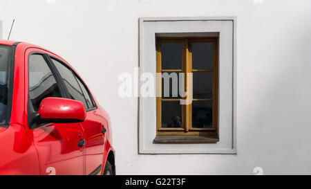 Anciennes et nouvelles - un rouge lumineux voiture garée à l'extérieur du 12e siècle, le monastère de Strahov Strahovský klášter, Prague, République tchèque, Banque D'Images