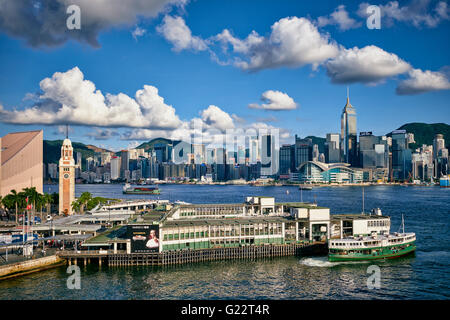 HONG KONG, LE PORT DE VICTORIA - 15 juin 2015 : Le Star Ferry Pier à Tsim Sha Tsui, Hong Kong le 15 juin 2015. Banque D'Images