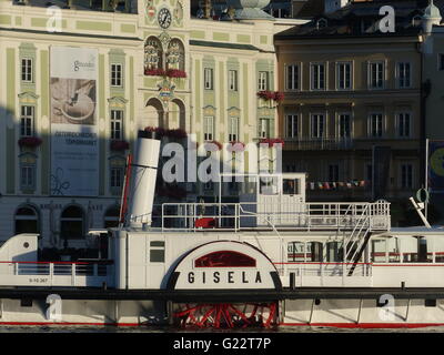 Autriche - Gmunder. Matin vue sur la vieille ville avec bateau Gisela et l'Hôtel de Ville Banque D'Images
