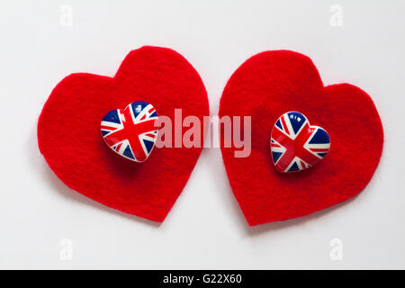 Des badges avec le badge Union Jack coeur feutre rouge isolé sur fond blanc Banque D'Images