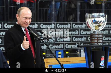 Moscou, Russie. 22 mai, 2016. Le président russe Vladimir Poutine donne un coup de pouce au cours de la cérémonie de remise des prix pour le Championnat du Monde de Hockey sur glace, le 22 mai 2016 à Moscou, Russie. Le Canada a battu la Finlande 2-0 en finale pour l'or et l'argent avec la Russie en battant les États-Unis de prendre le bronze. Credit : Planetpix/Alamy Live News Banque D'Images