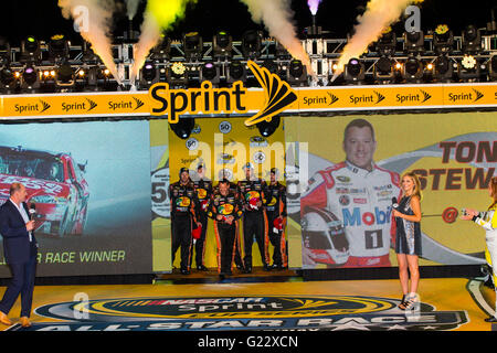 Concord, NC, USA. 21 mai, 2016. Concord, NC - 21 mai 2016 : Tony Stewart (14) est présenté à la foule avant le Sprint All-Star Race au Charlotte Motor Speedway à Concord, NC. © csm/Alamy Live News Banque D'Images