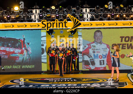 Concord, NC, USA. 21 mai, 2016. Concord, NC - 21 mai 2016 : Tony Stewart (14) est présenté à la foule avant le Sprint All-Star Race au Charlotte Motor Speedway à Concord, NC. © csm/Alamy Live News Banque D'Images