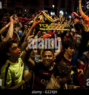 Barcelone, Catalogne, Espagne. 23 mai, 2016. Fans du FC Barcelona crier des slogans comme ils célèbrent la ligue et en coupe de double 2015/16 à la fontaine de Canaletes dans les Ramblas, la place traditionnelle de célébrer des trophées © Matthias Rickenbach/ZUMA/Alamy Fil Live News Banque D'Images
