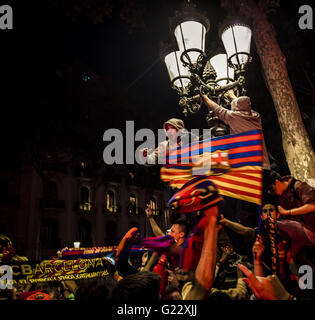 Barcelone, Catalogne, Espagne. 23 mai, 2016. Fans du FC Barcelona crier des slogans comme ils célèbrent la ligue et en coupe de double 2015/16 à la fontaine de Canaletes dans les Ramblas, la place traditionnelle de célébrer des trophées © Matthias Rickenbach/ZUMA/Alamy Fil Live News Banque D'Images