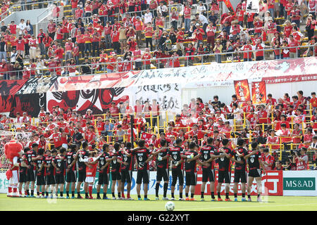 Kashiwa's stadium depuis le séisme d'avril. 22 mai, 2016. Roasso Kumamoto fans, le 22 mai 2016 - Football : 2016 J2 match de championnat entre Roasso Kumamoto 0-1 Mito Hollyhock Hitachi à Kashiwa Stadium, Chiba, Japon. Kumamoto joué leur premier match au 'Accueil' du stade de Kashiwa depuis le séisme d'avril. © Ito Shingo/AFLO SPORT/Alamy Live News Banque D'Images