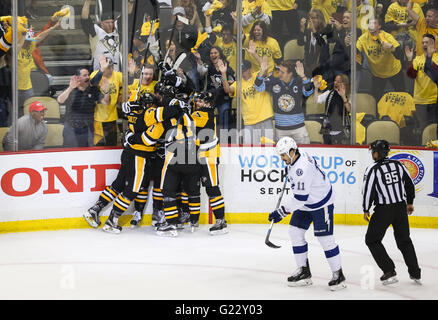 Tampa, Floride, USA. 22 mai, 2016. DIRK SHADD | fois.Lightning de Tampa Bay Center Brian Boyle (11) patins pour célébrer la fin des Penguins de Pittsburgh première période but par le défenseur Brian Dumoulin (8) partie en cinq des Finales de Conférence de l'Est entre le Lightning de Tampa Bay et les Penguins de Pittsburgh à la Console Energy Center à Pittsburgh, Pennsylvanie le dimanche, Mai 22, 2016. © Dirk Shadd/Tampa Bay Times/ZUMA/Alamy Fil Live News Banque D'Images