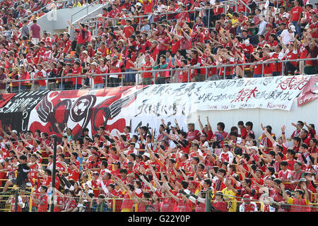 Kashiwa's stadium depuis le séisme d'avril. 22 mai, 2016. Roasso Kumamoto fans, le 22 mai 2016 - Football : 2016 J2 match de championnat entre Roasso Kumamoto 0-1 Mito Hollyhock Hitachi à Kashiwa Stadium, Chiba, Japon. Kumamoto joué leur premier match au 'Accueil' du stade de Kashiwa depuis le séisme d'avril. © Ito Shingo/AFLO SPORT/Alamy Live News Banque D'Images