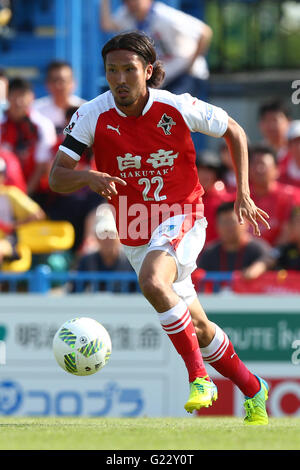 Kashiwa's stadium depuis le séisme d'avril. 22 mai, 2016. Takuro Uehara (Roasso), le 22 mai 2016 - Football : 2016 J2 match de championnat entre Roasso Kumamoto 0-1 Mito Hollyhock Hitachi à Kashiwa Stadium, Chiba, Japon. Kumamoto joué leur premier match au 'Accueil' du stade de Kashiwa depuis le séisme d'avril. © Ito Shingo/AFLO SPORT/Alamy Live News Banque D'Images