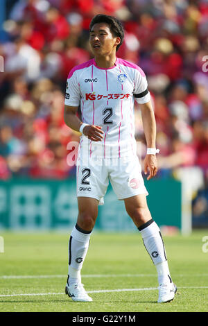 Kashiwa's stadium depuis le séisme d'avril. 22 mai, 2016. Taiki Tamukai (mauve), le 22 mai 2016 - Football : 2016 J2 match de championnat entre Roasso Kumamoto 0-1 Mito Hollyhock Hitachi à Kashiwa Stadium, Chiba, Japon. Kumamoto joué leur premier match au 'Accueil' du stade de Kashiwa depuis le séisme d'avril. © Ito Shingo/AFLO SPORT/Alamy Live News Banque D'Images