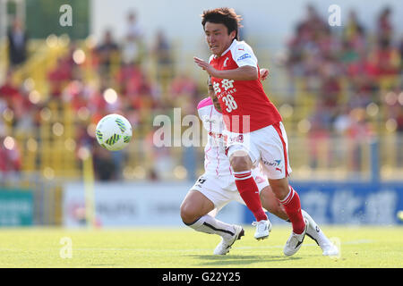 Kashiwa's stadium depuis le séisme d'avril. 22 mai, 2016. Shuhei Kamimura (Roasso), le 22 mai 2016 - Football : 2016 J2 match de championnat entre Roasso Kumamoto 0-1 Mito Hollyhock Hitachi à Kashiwa Stadium, Chiba, Japon. Kumamoto joué leur premier match au 'Accueil' du stade de Kashiwa depuis le séisme d'avril. © Ito Shingo/AFLO SPORT/Alamy Live News Banque D'Images