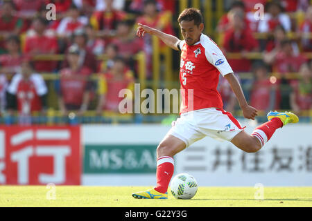 Kashiwa's stadium depuis le séisme d'avril. 22 mai, 2016. Ryujiro Ueda (Roasso), le 22 mai 2016 - Football : 2016 J2 match de championnat entre Roasso Kumamoto 0-1 Mito Hollyhock Hitachi à Kashiwa Stadium, Chiba, Japon. Kumamoto joué leur premier match au 'Accueil' du stade de Kashiwa depuis le séisme d'avril. © Ito Shingo/AFLO SPORT/Alamy Live News Banque D'Images