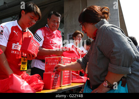 Kashiwa's stadium depuis le séisme d'avril. 22 mai, 2016. Kozo Tashima, 22 mai 2016 - Football : 2016 J2 match de championnat entre Roasso Kumamoto 0-1 Mito Hollyhock Hitachi à Kashiwa Stadium, Chiba, Japon. Kumamoto joué leur premier match au 'Accueil' du stade de Kashiwa depuis le séisme d'avril. © Ito Shingo/AFLO SPORT/Alamy Live News Banque D'Images