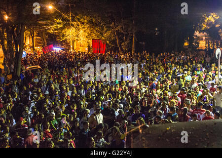 Sao Paulo, Brésil, le 22 mai 2016. Mouvement des sans-abri et des partisans de suspension brésilien Président Dilma Rousseff protester contre le président par intérim Michel Temer, dans le quartier de Pinheiros, à l'ouest de Sao Paulo, Rousseff a été suspendu de ses fonctions pour faire face à un procès pour régler les comptes de l'Etat d'être plus esthétique qu'elle a demandé de ré-élection en 2014. Credit : Alf Ribeiro/Alamy Live News Banque D'Images