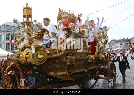 Mons, Belgique. 22 mai, 2016. Les gens prennent part à la fête du Doudou à Mons, Belgique, le 22 mai 2016. Le Festival Doudou contient deux parties importantes Procession du car d'Or et de lutter contre le village 'Lumecon'. Plus de 100 000 touristes ont participé au festival qui a une histoire de 700 ans. Le Festival Doudou a été reconnu en 2005 par l'UNESCO comme l'un des chefs-d'oeuvre du patrimoine oral et immatériel de l'humanité. Credit : Gong Bing/Xinhua/Alamy Live News Banque D'Images