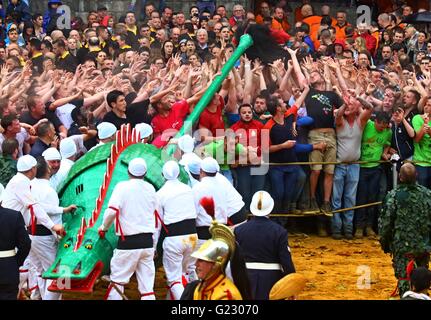 Mons, Belgique. 22 mai, 2016. Les gens essaient de toucher la queue du dragon au cours de Doudou festival tenu à Mons, Belgique, le 22 mai 2016. Le Festival Doudou contient deux parties importantes Procession du car d'Or et de lutter contre le village 'Lumecon'. Plus de 100 000 touristes ont participé au festival qui a une histoire de 700 ans. Le Festival Doudou a été reconnu en 2005 par l'UNESCO comme l'un des chefs-d'oeuvre du patrimoine oral et immatériel de l'humanité. Credit : Gong Bing/Xinhua/Alamy Live News Banque D'Images