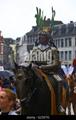 Mons, Belgique. 22 mai, 2016. Un chevalier prend part à la fête du Doudou à Mons, Belgique, le 22 mai 2016. Le Festival Doudou contient deux parties importantes Procession du car d'Or et de lutter contre le village 'Lumecon'. Plus de 100 000 touristes ont participé au festival qui a une histoire de 700 ans. Le Festival Doudou a été reconnu en 2005 par l'UNESCO comme l'un des chefs-d'oeuvre du patrimoine oral et immatériel de l'humanité. Credit : Gong Bing/Xinhua/Alamy Live News Banque D'Images