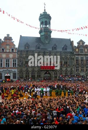 Mons, Belgique. 22 mai, 2016. Les gens prennent part à la fête du Doudou à Mons, Belgique, le 22 mai 2016. Le Festival Doudou contient deux parties importantes Procession du car d'Or et de lutter contre le village 'Lumecon'. Plus de 100 000 touristes ont participé au festival qui a une histoire de 700 ans. Le Festival Doudou a été reconnu en 2005 par l'UNESCO comme l'un des chefs-d'oeuvre du patrimoine oral et immatériel de l'humanité. Credit : Gong Bing/Xinhua/Alamy Live News Banque D'Images