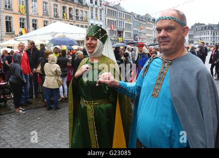 Mons, Belgique. 22 mai, 2016. Les gens prennent part à la fête du Doudou à Mons, Belgique, le 22 mai 2016. Le Festival Doudou contient deux parties importantes Procession du car d'Or et de lutter contre le village 'Lumecon'. Plus de 100 000 touristes ont participé au festival qui a une histoire de 700 ans. Le Festival Doudou a été reconnu en 2005 par l'UNESCO comme l'un des chefs-d'oeuvre du patrimoine oral et immatériel de l'humanité. Credit : Gong Bing/Xinhua/Alamy Live News Banque D'Images