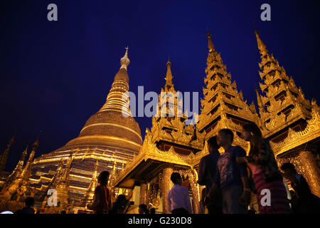 Yangon, Myanmar. 22 mai, 2016. Personnes visitent la pagode Shwedagon à Yangon, Myanmar, le 22 mai 2016. La Pagode Shwedagon est caractérisée par son meilleur référentiel dans Myanmar patrimoine, architecture, sculpture et l'art. Il peut accueillir des centaines de temples colorés, stupas, et des statues qui reflètent l'ère architecturale qui porte sur près de 2 500 ans. © U Aung/Xinhua/Alamy Live News Banque D'Images