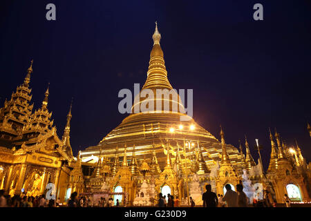 Yangon, Myanmar. 22 mai, 2016. Personnes visitent la pagode Shwedagon à Yangon, Myanmar, le 22 mai 2016. La Pagode Shwedagon est caractérisée par son meilleur référentiel dans Myanmar patrimoine, architecture, sculpture et l'art. Il peut accueillir des centaines de temples colorés, stupas, et des statues qui reflètent l'ère architecturale qui porte sur près de 2 500 ans. © U Aung/Xinhua/Alamy Live News Banque D'Images