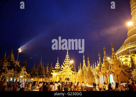 Yangon, Myanmar. 22 mai, 2016. Personnes visitent la pagode Shwedagon à Yangon, Myanmar, le 22 mai 2016. La Pagode Shwedagon est caractérisée par son meilleur référentiel dans Myanmar patrimoine, architecture, sculpture et l'art. Il peut accueillir des centaines de temples colorés, stupas, et des statues qui reflètent l'ère architecturale qui porte sur près de 2 500 ans. © U Aung/Xinhua/Alamy Live News Banque D'Images