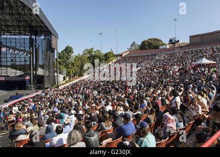 Irvine, Californie, USA. 22 mai, 2016. Les électeurs de Californie attendre l'apparition de 2016 le candidat démocrate Bernie Sanders à Irvine, en Californie. Sanders a fait de la Californie avec sa priorité principale événements prévus tout au long de la semaine. Credit : Mariel Calloway/ZUMA/Alamy Fil Live News Banque D'Images