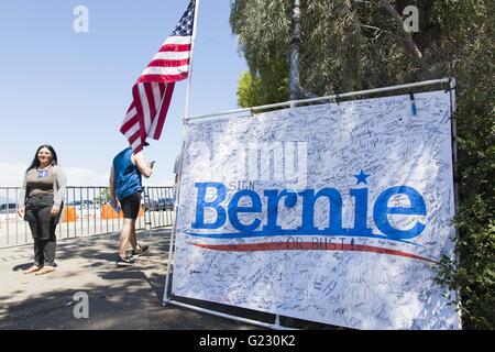 Irvine, Californie, USA. 22 mai, 2016. Promesse électorale ''Bernie ou bust'' à l'extérieur d'un rassemblement à Irvine, en Californie. L'engagement indique que devraient perdre la nomination primaire Sanders, électeurs continuent de soutenir qu'il en soit. Credit : Mariel Calloway/ZUMA/Alamy Fil Live News Banque D'Images