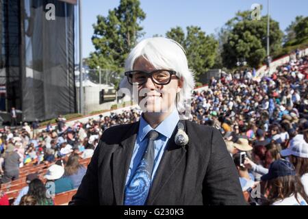 Irvine, Californie, USA. 22 mai, 2016. Les électeurs de Californie attendre l'apparition de 2016 le candidat démocrate Bernie Sanders à Irvine, en Californie. Sanders a fait de la Californie avec sa priorité principale événements prévus tout au long de la semaine. Credit : Mariel Calloway/ZUMA/Alamy Fil Live News Banque D'Images