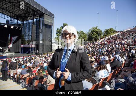 Irvine, Californie, USA. 22 mai, 2016. Les électeurs de Californie attendre l'apparition de 2016 le candidat démocrate Bernie Sanders à Irvine, en Californie. Sanders a fait de la Californie avec sa priorité principale événements prévus tout au long de la semaine. Credit : Mariel Calloway/ZUMA/Alamy Fil Live News Banque D'Images