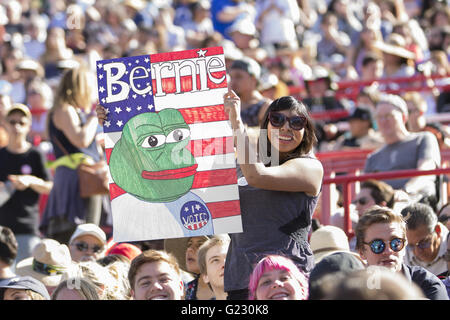 Irvine, Californie, USA. 22 mai, 2016. Les électeurs de Californie attendre l'apparition de 2016 le candidat démocrate Bernie Sanders à Irvine, en Californie. Sanders a fait de la Californie avec sa priorité principale événements prévus tout au long de la semaine. Credit : Mariel Calloway/ZUMA/Alamy Fil Live News Banque D'Images