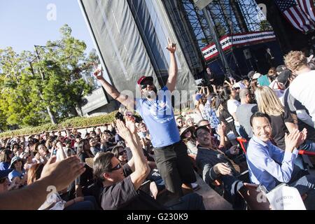 Irvine, Californie, USA. 22 mai, 2016. Les électeurs de Californie attendre l'apparition de 2016 le candidat démocrate Bernie Sanders à Irvine, en Californie. Sanders a fait de la Californie avec sa priorité principale événements prévus tout au long de la semaine. Credit : Mariel Calloway/ZUMA/Alamy Fil Live News Banque D'Images