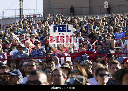 Irvine, Californie, USA. 22 mai, 2016. Les électeurs de Californie attendre l'apparition de 2016 le candidat démocrate Bernie Sanders à Irvine, en Californie. Sanders a fait de la Californie avec sa priorité principale événements prévus tout au long de la semaine. Credit : Mariel Calloway/ZUMA/Alamy Fil Live News Banque D'Images