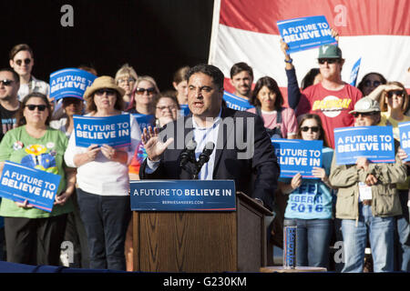 Irvine, Californie, USA. 22 mai, 2016. CENK UYGUR de ''Les Jeunes Turcs'' introduit en 2016 le candidat démocrate Bernie à un rassemblement à Irvine, en Californie. Credit : Mariel Calloway/ZUMA/Alamy Fil Live News Banque D'Images