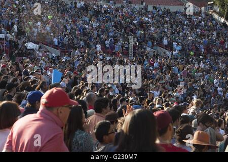 Irvine, Californie, USA. 22 mai, 2016. Les électeurs de Californie attendre l'apparition de 2016 le candidat démocrate Bernie Sanders à Irvine, en Californie. Sanders a fait de la Californie avec sa priorité principale événements prévus tout au long de la semaine. Credit : Mariel Calloway/ZUMA/Alamy Fil Live News Banque D'Images