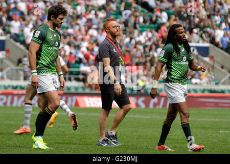 Londres, Royaume-Uni. 22 mai 2016. Stephanus Dippenaar, Fidji coach Ben Ryan et Cecil Afrika à la fin de la coupe d'Afrique du Sud Fidji v match de demi-finale à l'ensemble HSBC London Sevens world series à Twickenham. L'Afrique du Sud a gagné le match 26 - 21. Credit : Elsie Kibue / Alamy Live News Banque D'Images