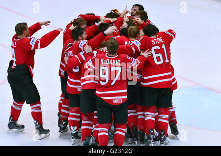 Moscou, Russie. 22 mai, 2016. Les joueurs de hockey du Canada célèbrent la victoire lors de la finale des Championnats du Monde de Hockey sur glace match entre la Finlande et le Canada, à Moscou, en Russie, le dimanche, Mai 22, 2016. Photo : CTK/Vondrous Romain Photo/Alamy Live News Banque D'Images