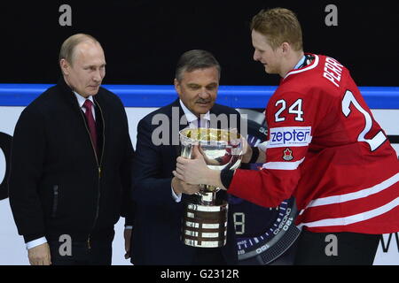 Moscou, Russie. 22 mai, 2016. Corey Perry (à droite) reçoit le trophée de la Fédération Internationale de Hockey sur glace Le Président René Fasel, à gauche est le président russe Vladimir Poutine. Les joueurs de hockey du Canada célèbrent la victoire lors de la finale des Championnats du Monde de Hockey sur glace match entre la Finlande et le Canada, à Moscou, en Russie, le dimanche, Mai 22, 2016. Photo : CTK/Vondrous Romain Photo/Alamy Live News Banque D'Images