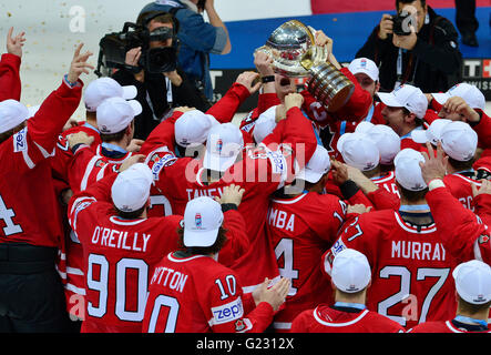 Moscou, Russie. 22 mai, 2016. Les joueurs de hockey du Canada célèbrent la victoire lors de la finale des Championnats du Monde de Hockey sur glace match entre la Finlande et le Canada, à Moscou, en Russie, le dimanche, Mai 22, 2016. Photo : CTK/Vondrous Romain Photo/Alamy Live News Banque D'Images