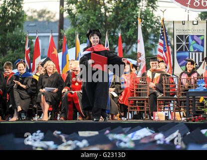 Los Angeles, USA. 21 mai, 2016. Artiste de l'Opéra de Pékin Ping Sun reçoit le diplôme de docteur honoris causa de la faculté des Arts de l'université Chapman, à Los Angeles, aux États-Unis, le 21 mai 2016. © Zhang Chaoqun/Xinhua/Alamy Live News Banque D'Images