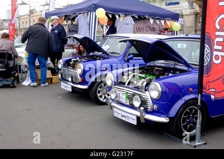 Brighton, UK. 22 mai 2016. Les minis sur le lecteur de Madère à la fin de l'exécution de Mini Londres à Brighton qui a rassemblé à Crystal Palace un jour plus tôt. L'événement est orgamised par la London & Surrey Mini Owners Club. Crédit : Scott Hortop / Alamy Live News Banque D'Images