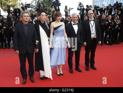 Cannes, France. 18 mai, 2016. L'epa05315091 (L-R) le réalisateur français Jean-Marie Larrieu, directeur japonaise Naomi Kawase, actrice canadienne Marie-Josée Croze, réalisateur roumain Radu Muntean et directeur argentin Santiago Loza arrivent pour la projection de 'la Fille Inconnue' (l'Inconnu fille) lors de la 69 e assemblée annuelle du Festival du Film de Cannes, à Cannes, France, 18 mai 2016. Le film est présenté en compétition officielle du festival qui aura lieu du 11 au 22 mai. EPA/GUILLAUME HORCAJO |/alliance Photo © dpa/Alamy Live News Banque D'Images