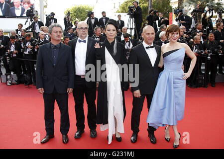 Cannes, France. 18 mai, 2016. L'epa05315252 (L-R) le réalisateur français Jean-Marie Larrieu, directeur argentin Santiago Loza, directeur japonaise Naomi Kawase, réalisateur roumain Radu Muntean et l'actrice canadienne Marie-Josée Croze arriver pour la projection de 'la Fille Inconnue' (l'Inconnu fille) lors de la 69 e assemblée annuelle du Festival du Film de Cannes, à Cannes, France, 18 mai 2016. Le film est présenté en compétition officielle du festival qui aura lieu du 11 au 22 mai. EPA/SÉBASTIEN NOGIER |/alliance Photo © dpa/Alamy Live News Banque D'Images