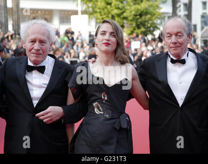 Réalisateur Jean-Pierre Dardenne, actrice Adèle Haenel et réalisateur Luc Dardenne, de gauche, poser pour les photographes à l'arrivée à la projection du film La Fille Inconnue (l'Inconnu fille) lors de la 69ème festival international du film, Cannes, dans le sud de la France, le mercredi 18 mai 2016. (Photo AP/Thibault Camus) | alliance/photo Banque D'Images