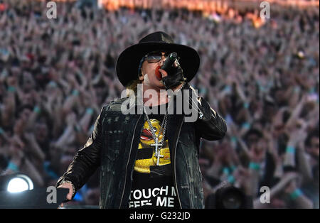 Prague, République tchèque. 22 mai, 2016. Chanteur Axl Rose effectue pendant le concert du groupe de rock australien AC/DC à Prague, République tchèque, le 22 mai 2016. Credit : Katerina Sulova/CTK Photo/Alamy Live News Banque D'Images