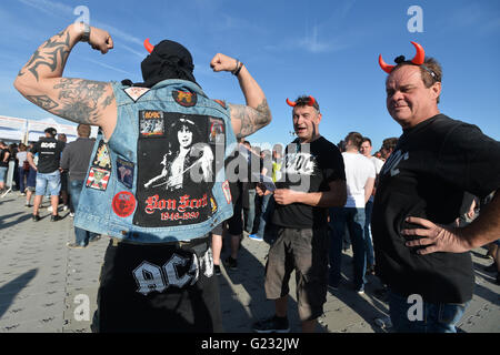 Prague, République tchèque. 22 mai, 2016. Fans posent pendant le concert du groupe de rock australien AC/DC à Prague, République tchèque, le 22 mai 2016. Credit : Katerina Sulova/CTK Photo/Alamy Live News Banque D'Images