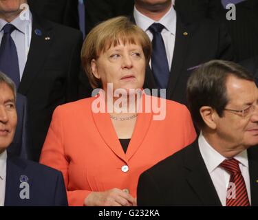 Istanbul, Turquie. 23 mai, 2016. La chancelière allemande Angela Merkel se tient entre autres participants lors d'une photo de groupe pour le sommet de l'action humanitaire des Nations Unies à Istanbul, Turquie, 23 mai 2016. Photo : MICHAEL KAPPELER/dpa/Alamy Live News Banque D'Images