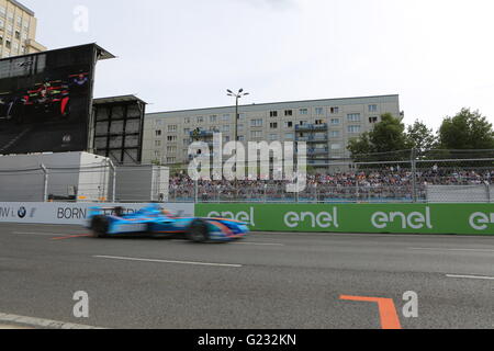 Berlin, Allemagne. 21 mai, 2016. Un invité dans la formule E à Berlin entre l'Alexanderplatz et accélérer la Strausbergerplatz voiture de course à 230 km/h avec deux droites et courbes 11. Un total de 48 tours et 97,44 km sont entraînés. Neuf équipes avec 22.La conduite pilote Renault Suisse Sébastien Buemi est le gagnant. La deuxième place Daniel Abt (Kempten) et la troisième place, le Brésilien Lucas di Grassi (le Team ABT). Pour l'ancien pilote de Formule 1 Nick Heidfeld (Mönchengladbach/Mahindra Racing) il variait de 15 à partir septième rang. © Simone Kuhlmey/Pacific Press/Alamy Live News Banque D'Images