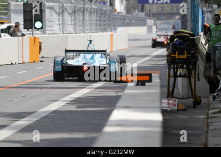 Berlin, Allemagne. 21 mai, 2016. Un invité dans la formule E à Berlin entre l'Alexanderplatz et accélérer la Strausbergerplatz voiture de course à 230 km/h avec deux droites et courbes 11. Un total de 48 tours et 97,44 km sont entraînés. Neuf équipes avec 22.La conduite pilote Renault Suisse Sébastien Buemi est le gagnant. La deuxième place Daniel Abt (Kempten) et la troisième place, le Brésilien Lucas di Grassi (le Team ABT). Pour l'ancien pilote de Formule 1 Nick Heidfeld (Mönchengladbach/Mahindra Racing) il variait de 15 à partir septième rang. © Simone Kuhlmey/Pacific Press/Alamy Live News Banque D'Images