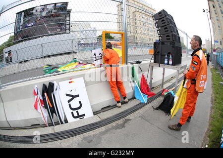 Berlin, Allemagne. 21 mai, 2016. Un invité dans la formule E à Berlin entre l'Alexanderplatz et accélérer la Strausbergerplatz voiture de course à 230 km/h avec deux droites et courbes 11. Un total de 48 tours et 97,44 km sont entraînés. Neuf équipes avec 22.La conduite pilote Renault Suisse Sébastien Buemi est le gagnant. La deuxième place Daniel Abt (Kempten) et la troisième place, le Brésilien Lucas di Grassi (le Team ABT). Pour l'ancien pilote de Formule 1 Nick Heidfeld (Mönchengladbach/Mahindra Racing) il variait de 15 à partir septième rang. © Simone Kuhlmey/Pacific Press/Alamy Live News Banque D'Images